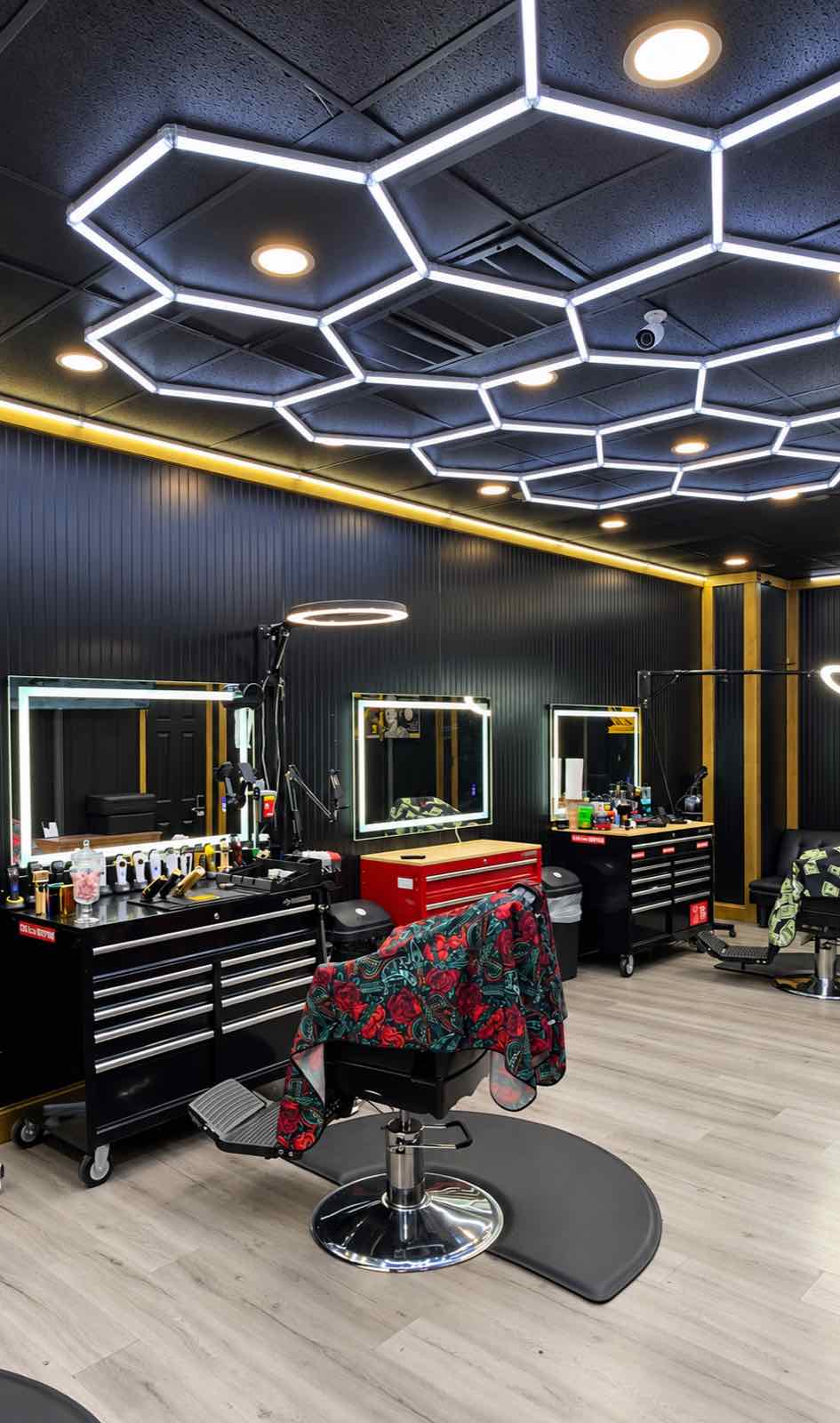 Interior de la barbería con sillón de barbero y techo de luces hexagonales