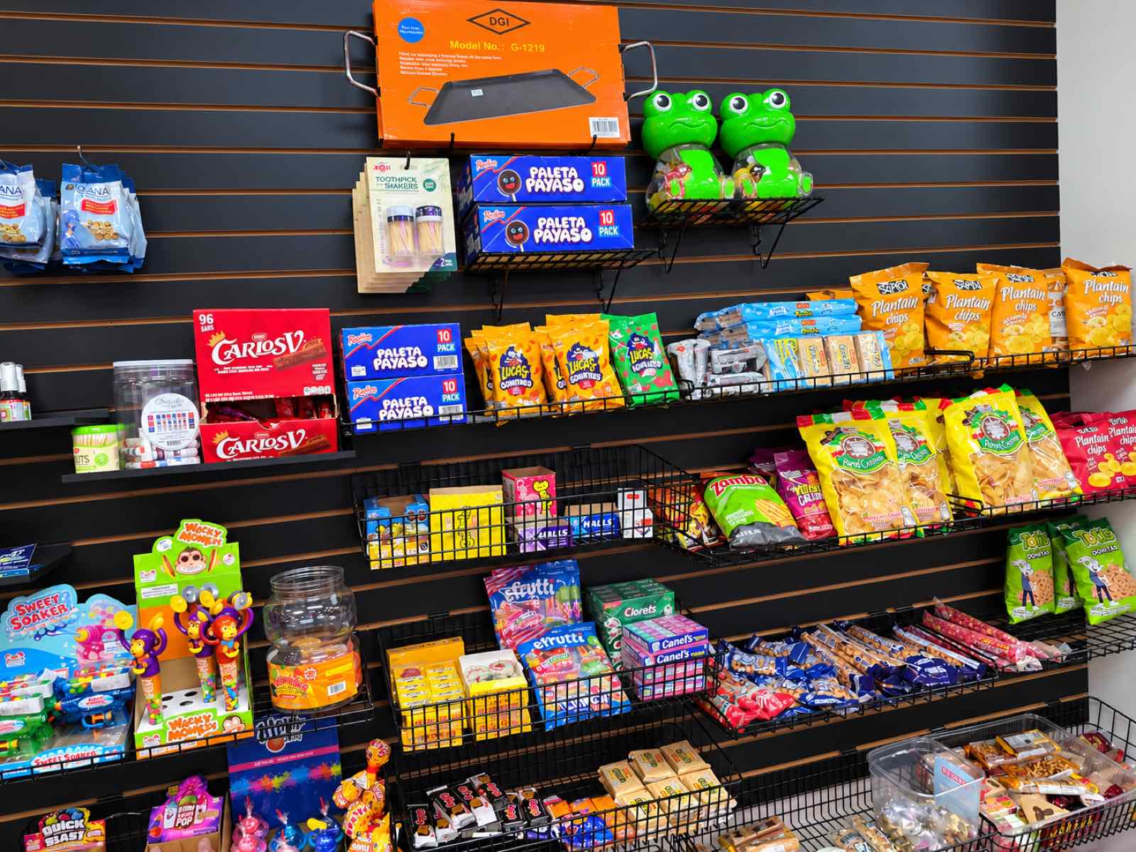 Dulces mexicanos como Paleta Payaso y Carlos V