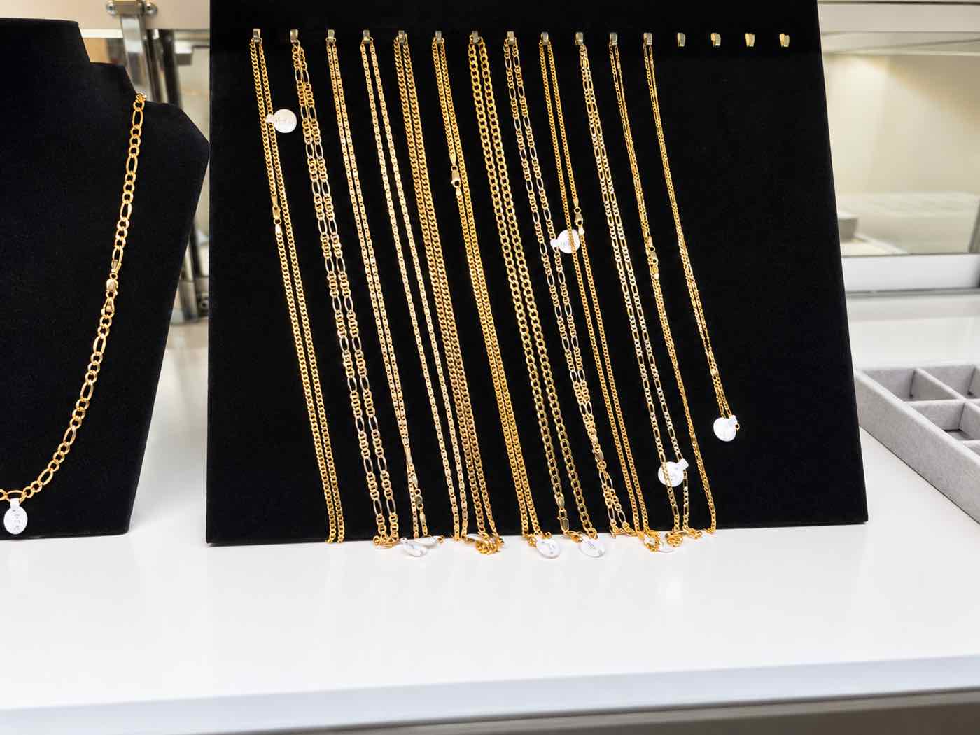 Cadenas de oro en exhibidor negro