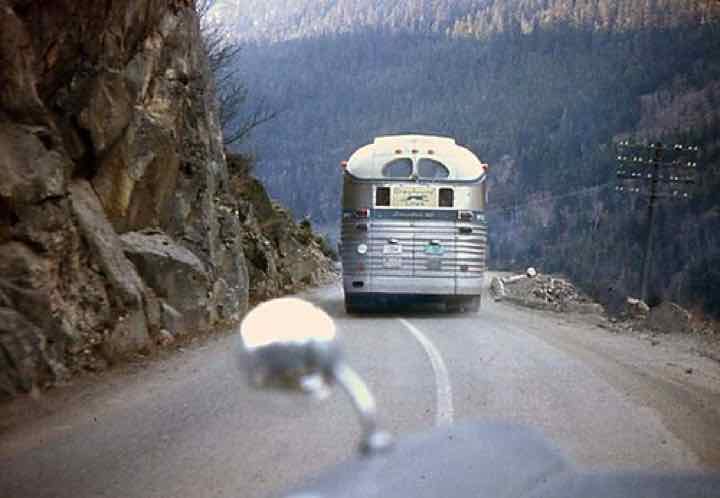 Autobús de pasajeros en carretera