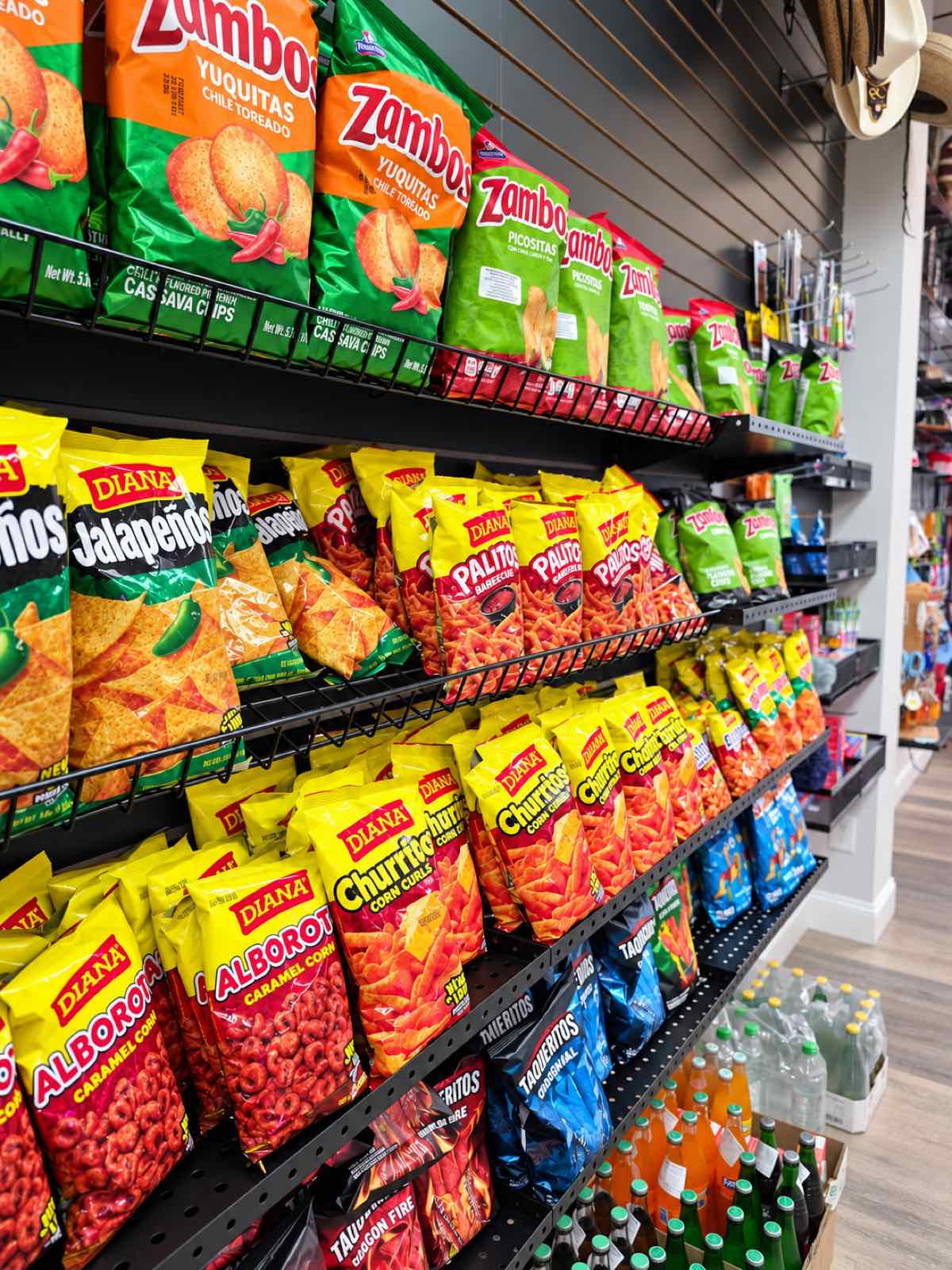 Estantes con snacks latinos en la tienda